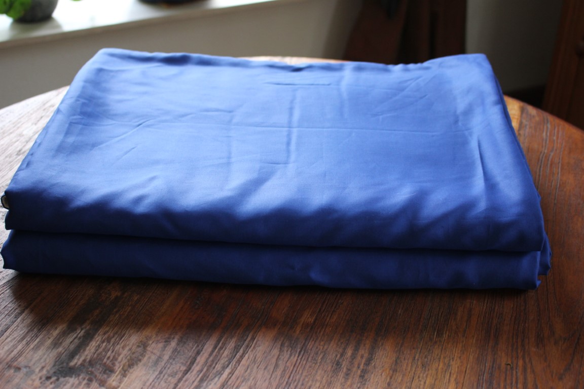 Lijkwade biologisch afbreekbaar natuurlijke materialen natuurbegrafenis uitvaart wikkeldoek wit blauw